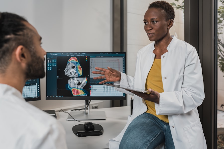 Profesionales de CAB Médicas revisando un diagnóstico médico